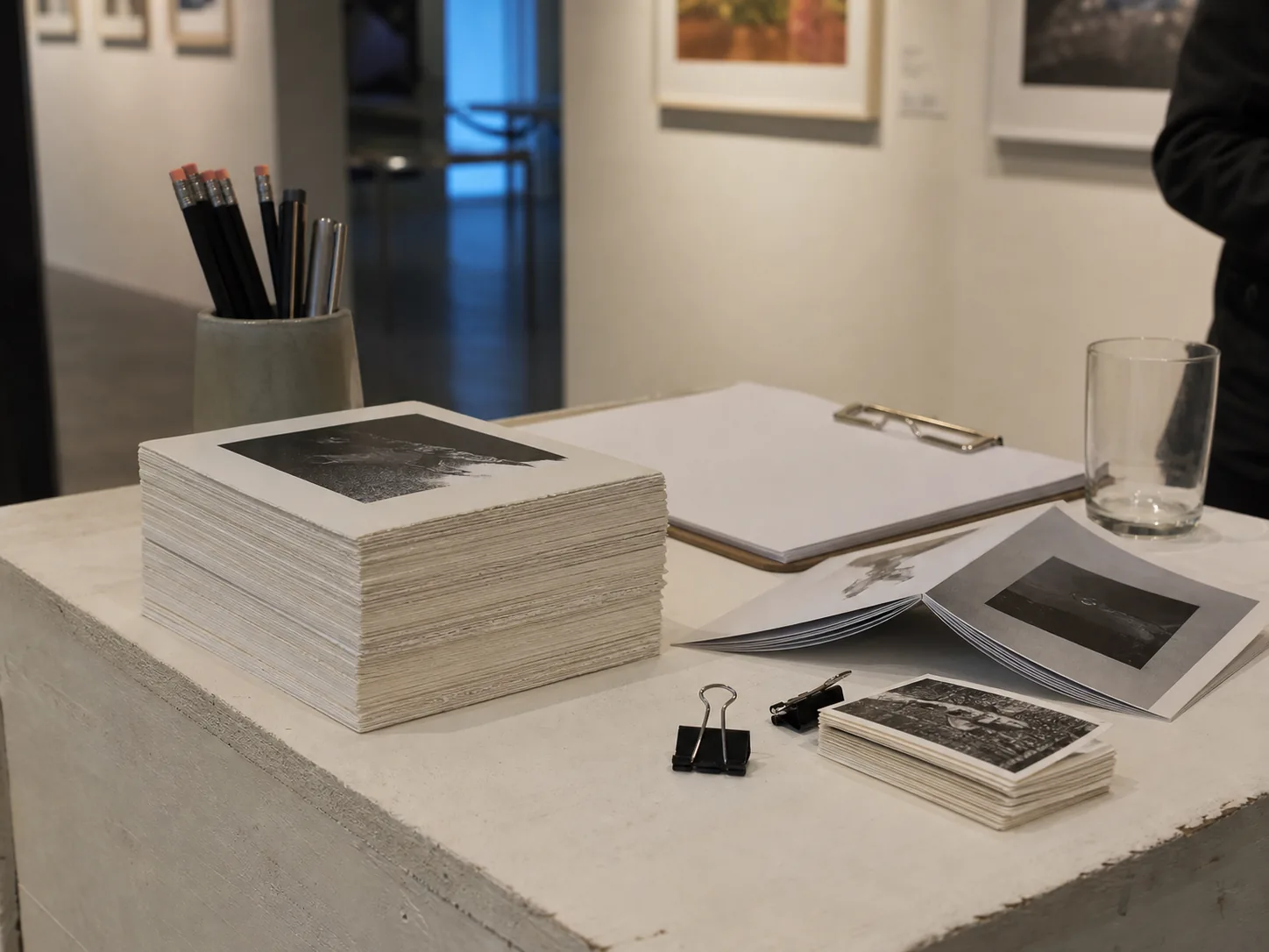 画廊前台的邀请函与节目册展示